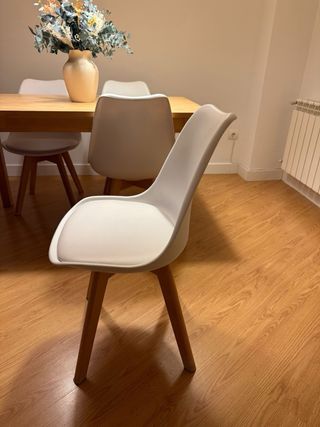 Mesa de comedor de madera maciza y sillas