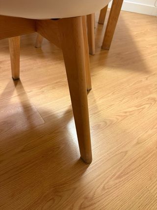 Mesa de comedor de madera maciza y sillas