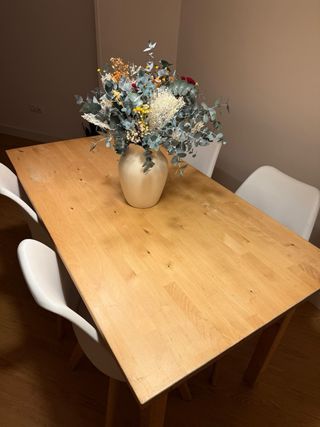 Mesa de comedor de madera maciza y sillas