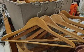 20 Perchas Madera Natural, pulidas y barnizadas.