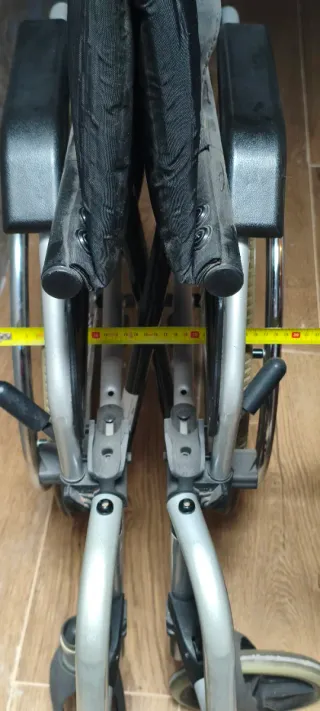 Silla de ruedas plegable y robusta