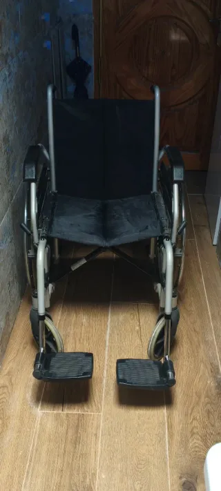 Silla de ruedas plegable y robusta