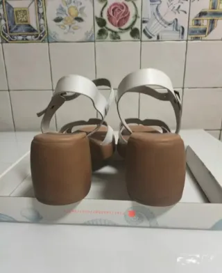 Sandalias Porronet blancas y marrones