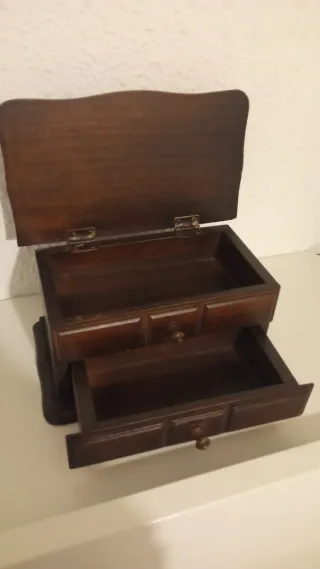 Joyero de madera con cajones