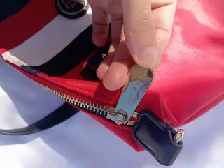 Bolso Tommy Hilfiger rojo nylon original