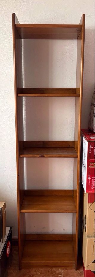 Cuatro estanterías de madera maciza.