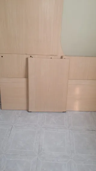 Mesa de oficina de madera beige