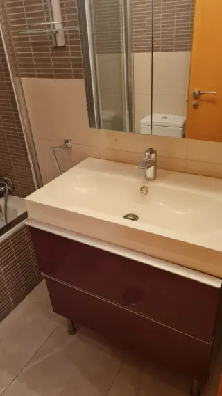 Lavabo y espejo de baño