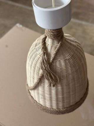 Lámpara de mimbre tejida con bombilla