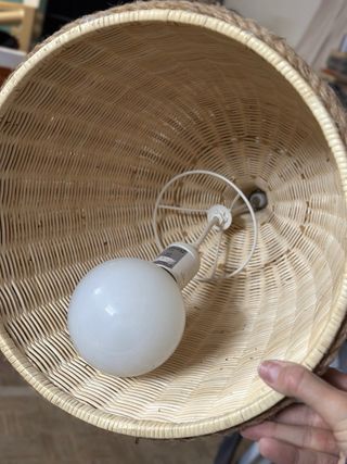 Lámpara de mimbre tejida con bombilla