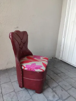 Sillón descalzadora baúl piel burdeos