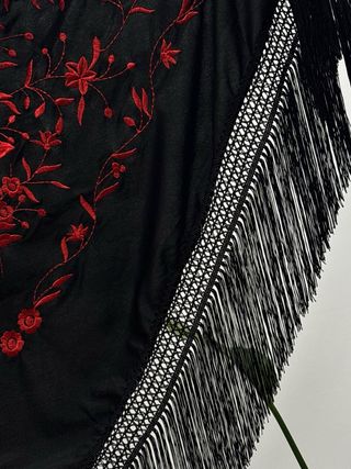 Mantón Flamenco Negro Bordado Rojo