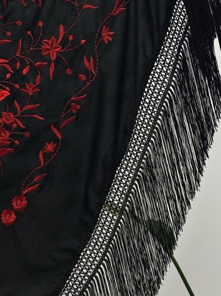 Mantón Flamenco Negro Bordado Rojo