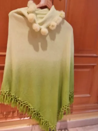 Poncho cuello alto con pompones