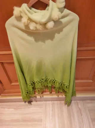 Poncho cuello alto con pompones