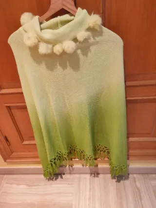 Poncho cuello alto con pompones
