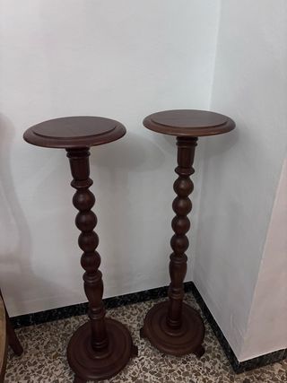 Par de Pedestales de Madera Oscura