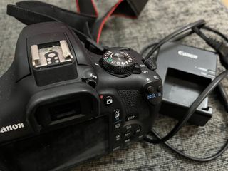 Cámara Canon EOS 2000D + Accesorios