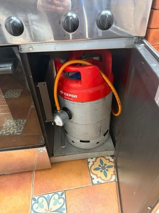 Cocina de gas con horno y 5 fuegos