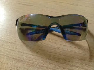 Gafas de sol beige y negras