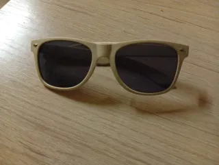 Gafas de sol beige y negras