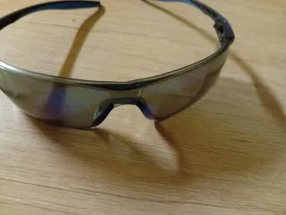 Gafas de sol beige y negras