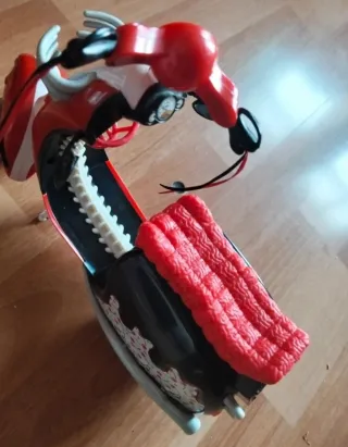 Moto Monster high de juguete roja y negra