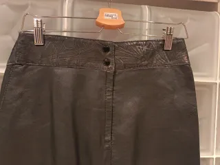 Falda de cuero negra con diseño Cintura 35 cm