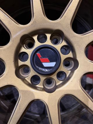 Llantas Japan Racing JR 11 doradas 17 pulgadas.