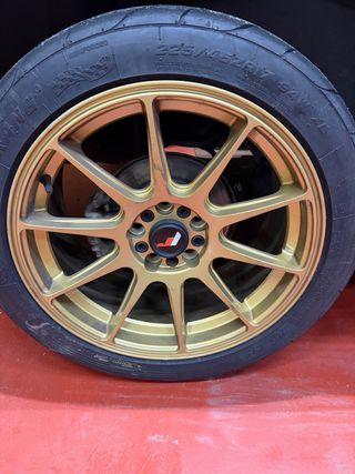 Llantas Japan Racing JR 11 doradas 17 pulgadas.