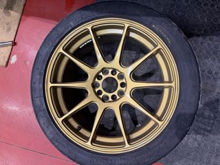 Llantas Japan Racing JR 11 doradas 17 pulgadas.