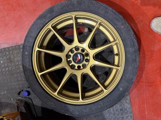 Llantas Japan Racing JR 11 doradas 17 pulgadas.