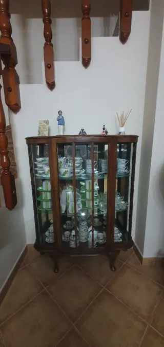 Aparador de madera y cristal