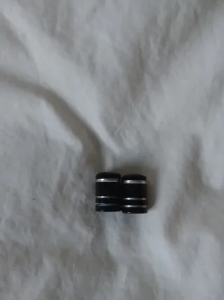 Tapones de válvula negros con detalles plateados