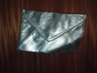 Bolso de mano dorado con cadena