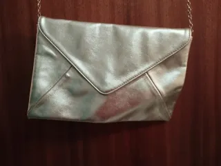 Bolso de mano dorado con cadena