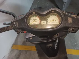 Moto Scooter 125cc Gris y Rojo