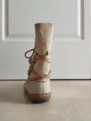 Botas beige con cordones y pompón