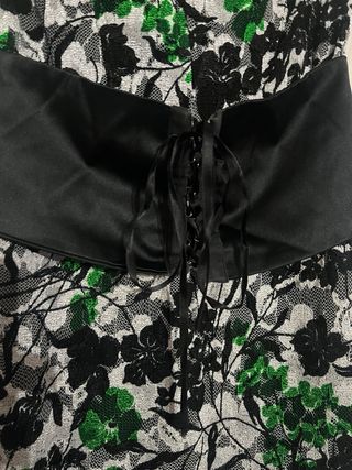 Vestido de encaje negro y verde