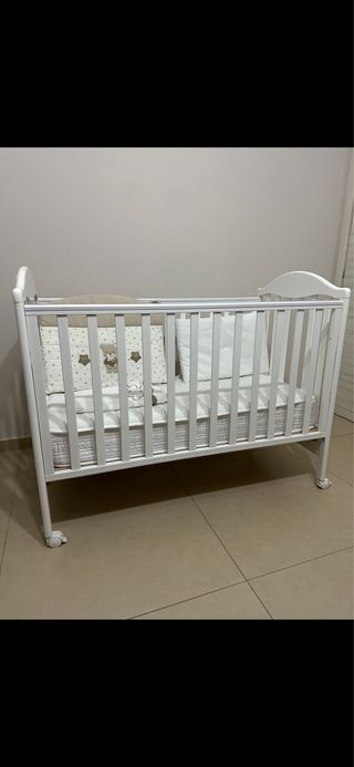 Culla in legno compreso di materasso e paracolpi