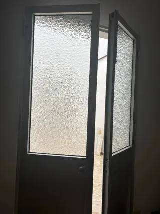 Puerta de aluminio con cristal