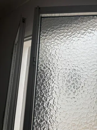 Puerta de aluminio con cristal