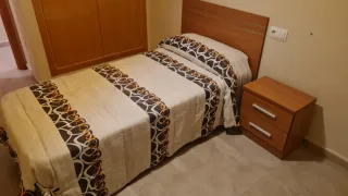 2 Camas individuales de madera y tela