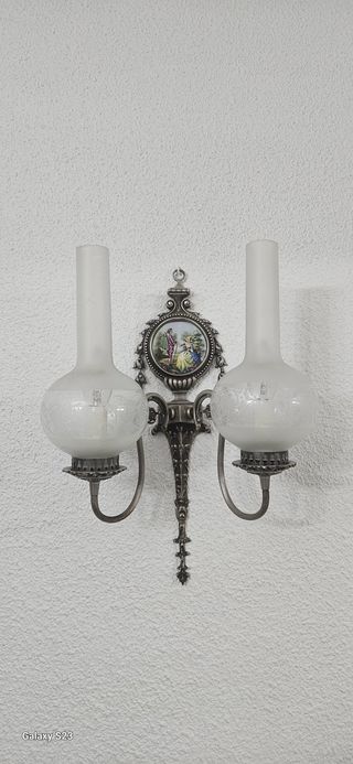 Aplique de pared con figura y cristal