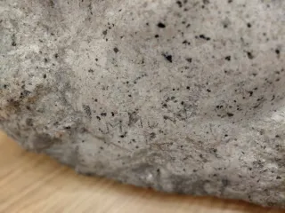 Escultura de torso masculino de granito.