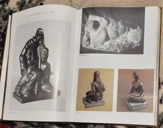 Escultura de torso masculino de granito.