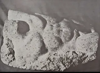 Escultura de torso masculino de granito.