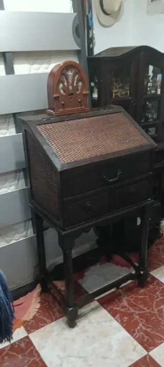 Mueble antiguo escritorio madera y mimbre