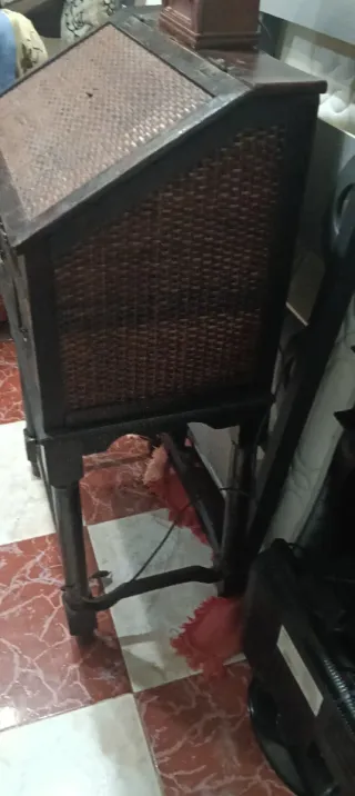 Mueble antiguo escritorio madera y mimbre