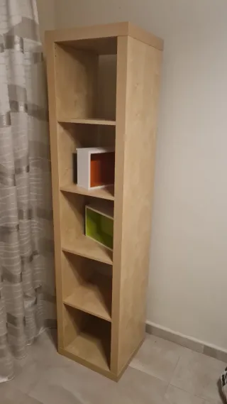 Estantería de madera color beige y verde